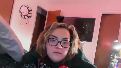 Snapshot of maroon_moon chatting on 23, 11, 2025 maroon_moon online show from 23, 11, 2025