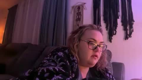 Snapshot of maroon_moon chatting on 25, 11, 2025 maroon_moon online show from 25, 11, 2025