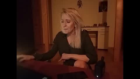 Snapshot of marrygorund chatting on 30, 1, 2025 MaryGoRound online show from 30, 1, 2025