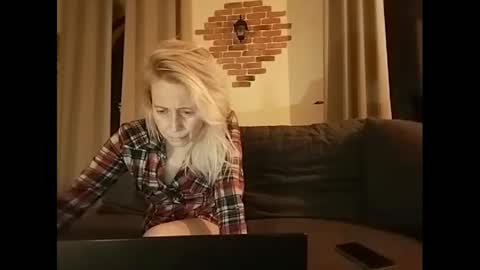 Snapshot of marrygorund chatting on 5, 2, 2025 MaryGoRound online show from 5, 2, 2025