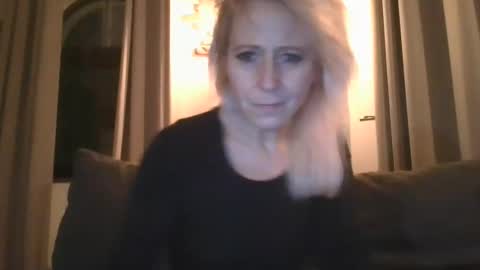 Snapshot of marrygorund chatting on 28, 2, 2025 MaryGoRound online show from 28, 2, 2025