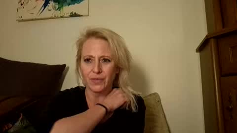 Snapshot of marrygorund chatting on 2, 10, 2025 MaryGoRound online show from 2, 10, 2025