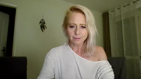 Snapshot of marrygorund chatting on 27, 10, 2025 MaryGoRound online show from 27, 10, 2025