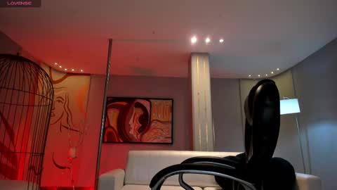 Martinna Bonnet online show from 17, 2, 2025