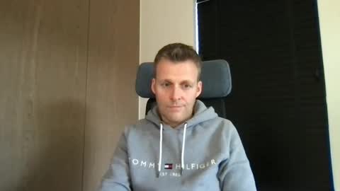 Max take off clothes online show from 27, 1, 2025