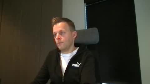 Max take off clothes online show from 4, 2, 2025