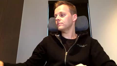 Max take off clothes online show from 20, 2, 2025