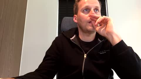 Max take off clothes online show from 20, 2, 2025