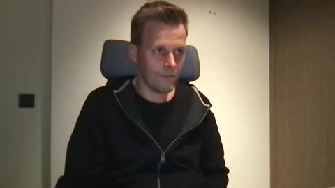 Max take off clothes online show from 20, 2, 2025