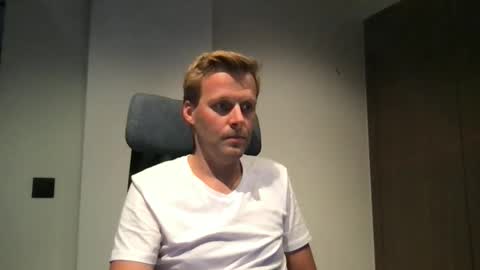 Max take off clothes online show from 10, 9, 2025