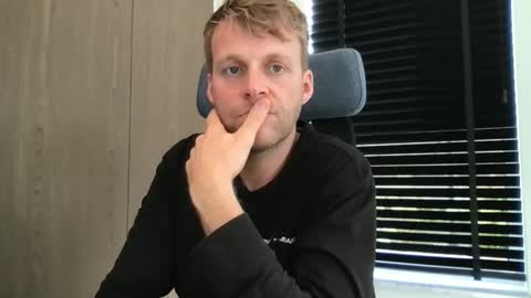 Max take off clothes online show from 13, 10, 2025