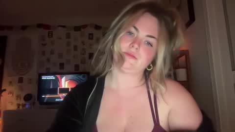 Snapshot of mayabellof chatting on 8, 3, 2025 Maya Belle online show from 8, 3, 2025