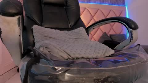 M E G A N online show from 9, 3, 2025