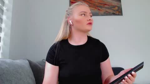 Snapshot of melani_a chatting on 9, 7, 2026 Melania online show from 9, 7, 2026