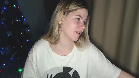 Snapshot of melissa__ray chatting on 17, 12, 2024 Melissa Ray online show from 17, 12, 2024