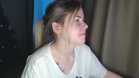 Snapshot of melissa__ray chatting on 18, 12, 2024 Melissa Ray online show from 18, 12, 2024