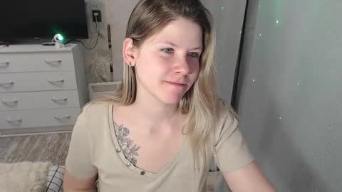 Snapshot of melissa__ray chatting on 7, 3, 2025 Melissa Ray online show from 7, 3, 2025