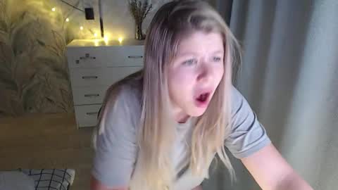 Snapshot of melissa__ray chatting on 6, 10, 2025 Melissa Ray online show from 6, 10, 2025