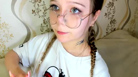 Snapshot of melmooon chatting on 12, 10, 2025 MelMooon online show from 12, 10, 2025