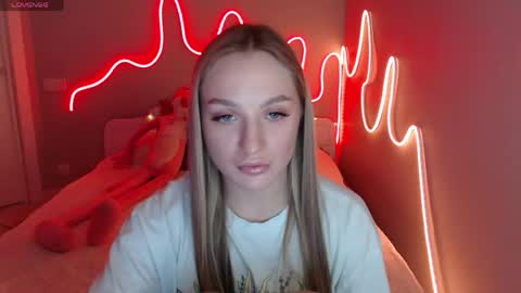Snapshot of meowwmirra chatting on 13, 5, 2026 Mirrra online show from 13, 5, 2026