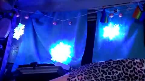 gurlnips online show from 27, 1, 2025