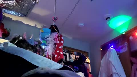 gurlnips online show from 28, 1, 2025