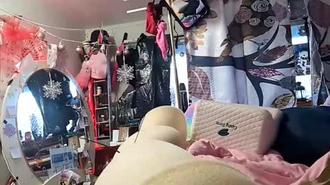 gurlnips online show from 26, 2, 2025