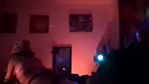 gurlnips online show from 4, 3, 2025