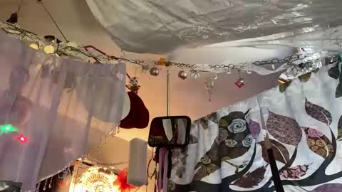 gurlnips online show from 7, 3, 2025