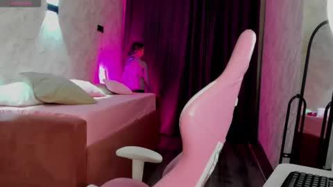 Mia  GMT7 Mon Tue Wen Thur 1000am-0300pm Sat 0300am-0900am online show from 18, 11, 2025