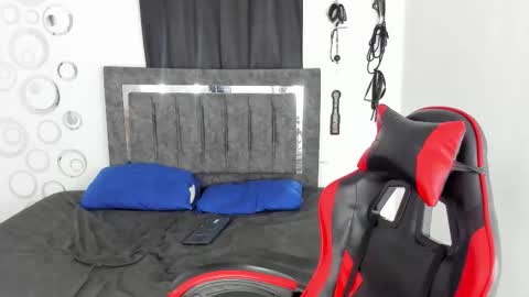 Snapshot of mia_and_kenai chatting on 25, 11, 2025 Mia and Kenai online show from 25, 11, 2025