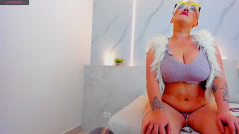 Mia  online show from 8, 1, 2025