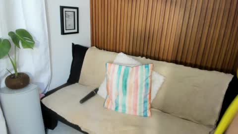 Mia online show from 7, 4, 2026