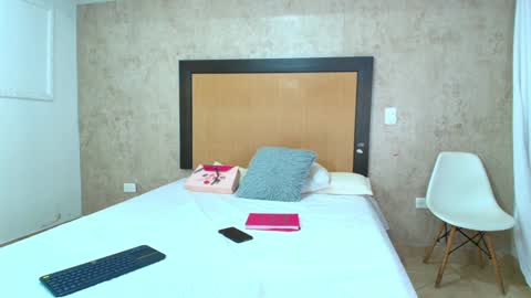 MIALOPEZ      .     Y      .      online show from 28, 12, 2024