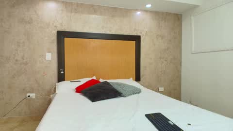 MIALOPEZ      .     Y      .      online show from 4, 3, 2025