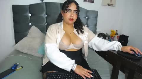 Snapshot of mia_pink19 chatting on 19, 11, 2025 mia_pink19 online show from 19, 11, 2025
