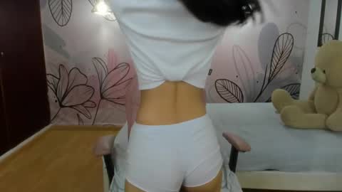 Mia Vanucci online show from 25, 2, 2025