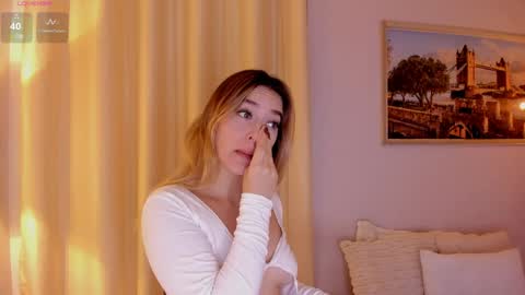 Mia White  online show from 13, 4, 2026