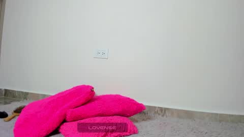 MIA INDEPENDENT MODEL  online show from 6, 1, 2025