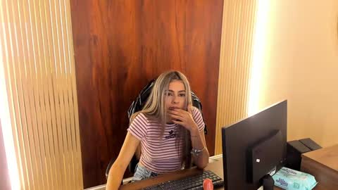 MiaCarper online show from 30, 1, 2025