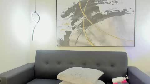 mia logan  online show from 18, 12, 2025