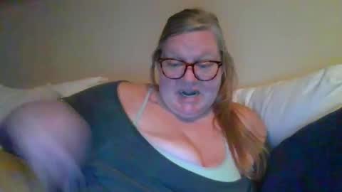 Snapshot of miamarie555 chatting on 4, 2, 2026 Miamarie555 online show from 4, 2, 2026