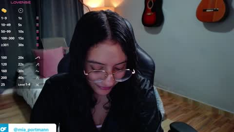 Snapshot of miaportman chatting on 17, 12, 2024 MIAPORTMANN online show from 17, 12, 2024