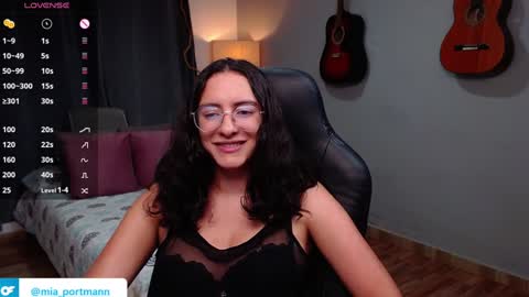 Snapshot of miaportman chatting on 30, 12, 2024 MIAPORTMANN online show from 30, 12, 2024