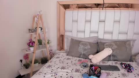 Mia Villalobos online show from 11, 2, 2025