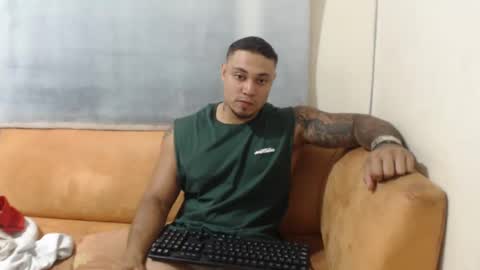 Snapshot of michelle_allen0104 chatting on 1, 2, 2025 michelle_allen0104 online show from 1, 2, 2025