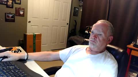 Snapshot of midwestdad09 chatting on 5, 7, 2026 midwestdad09 online show from 5, 7, 2026