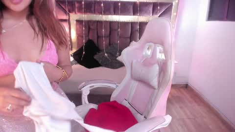Snapshot of miia_thompson_1 chatting on 5, 1, 2025 M I I A online show from 5, 1, 2025