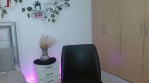 miiaa_k online show from 27, 4, 2026