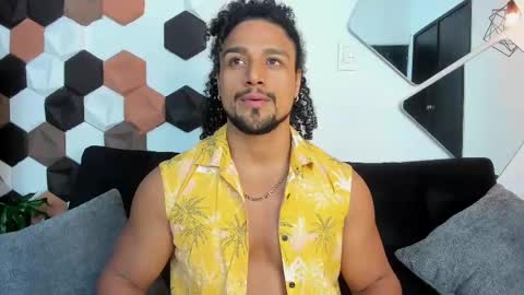 Snapshot of mike_estevess chatting on 8, 3, 2025   online show from 8, 3, 2025